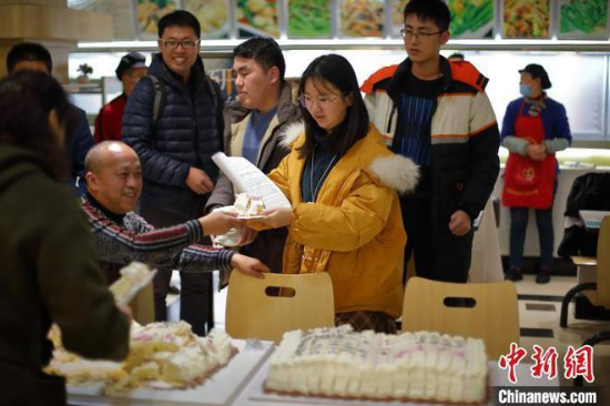 高校为考研学子派发定制蛋糕